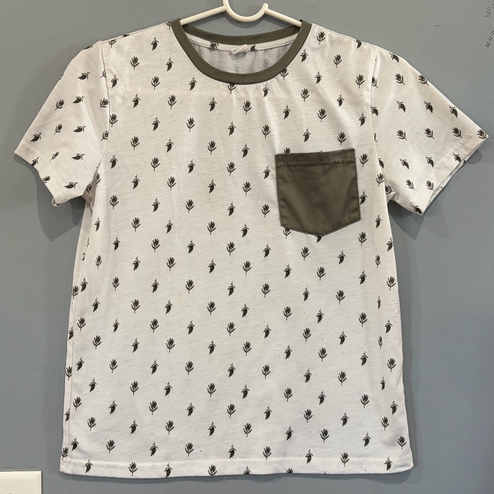Boys sz 10 White Short Sleeve Top with Subtle Green Leaf Print and Trim